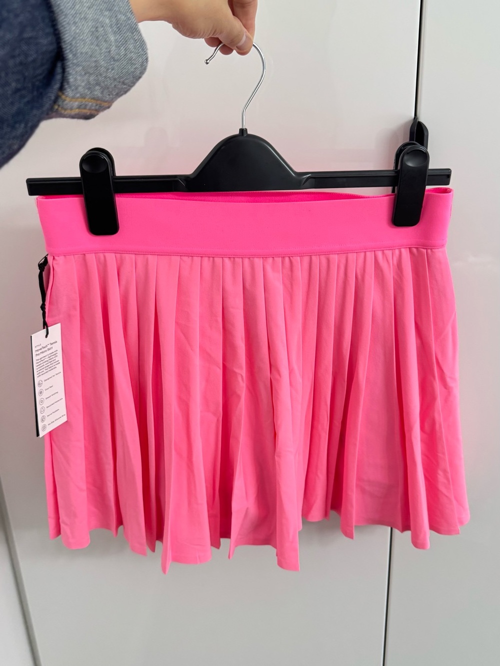 Aritzia Hot Pink Pleated Mini TNA skirt skort